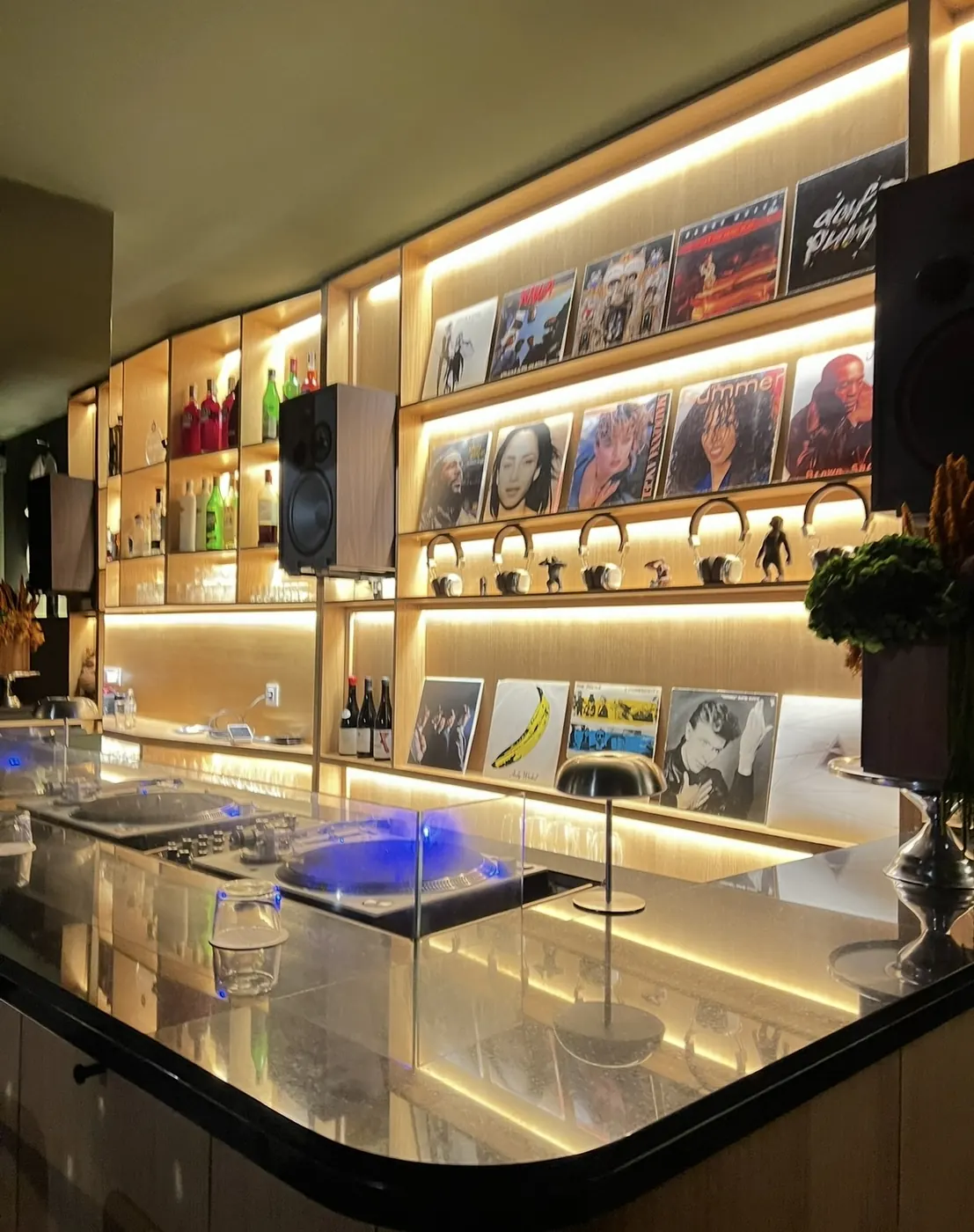 La barra de Gastón a las 22:30, dos tocadiscos al frente, paredes con vinilos iluminados (Velvet Underground, Janis Joplin)