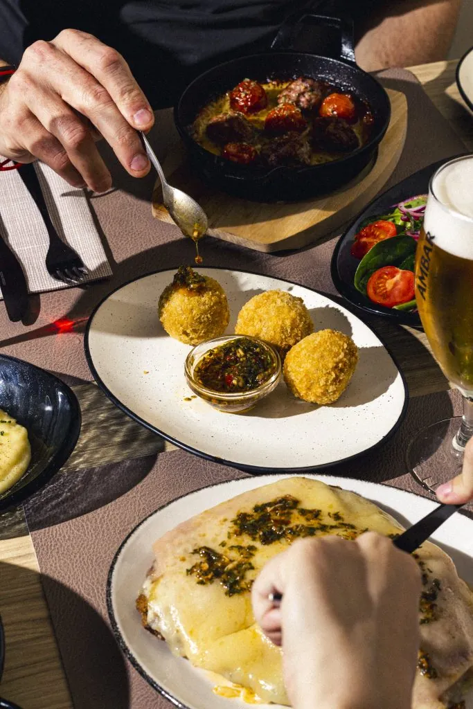 Croquetas de asado con chimichurri