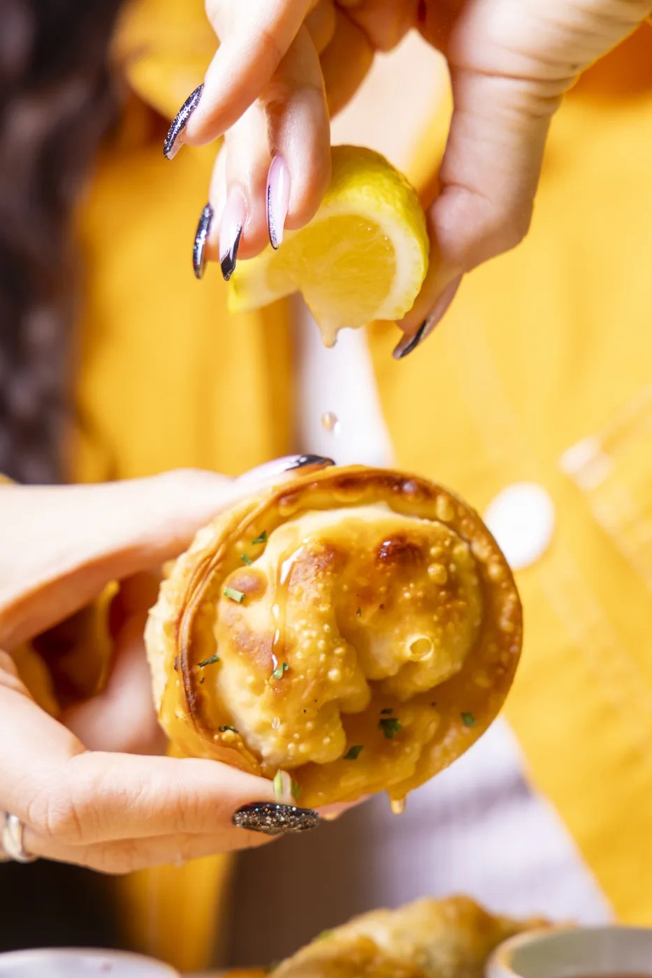 Empanada de MILA recién hecha con un toque de limón