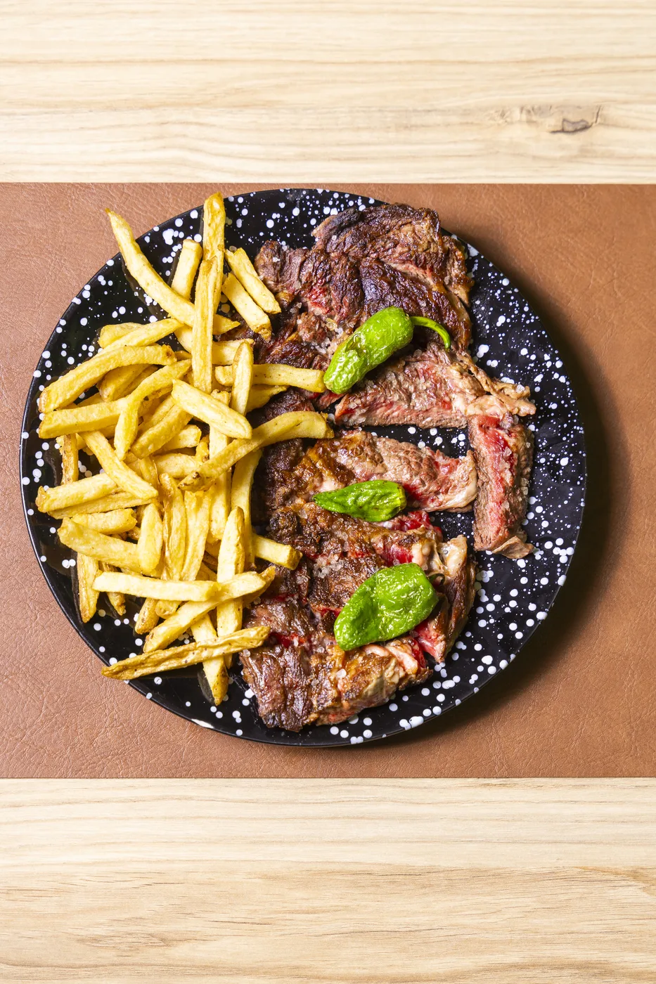 Corte a la brasa de MILA con patatas fritas y pimientos
