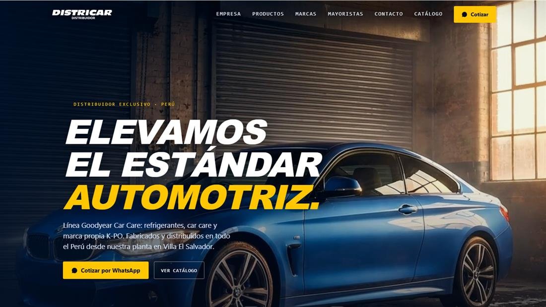 Portada de DistriCar con el titular Elevamos el estándar automotriz sobre un coche azul en un taller.