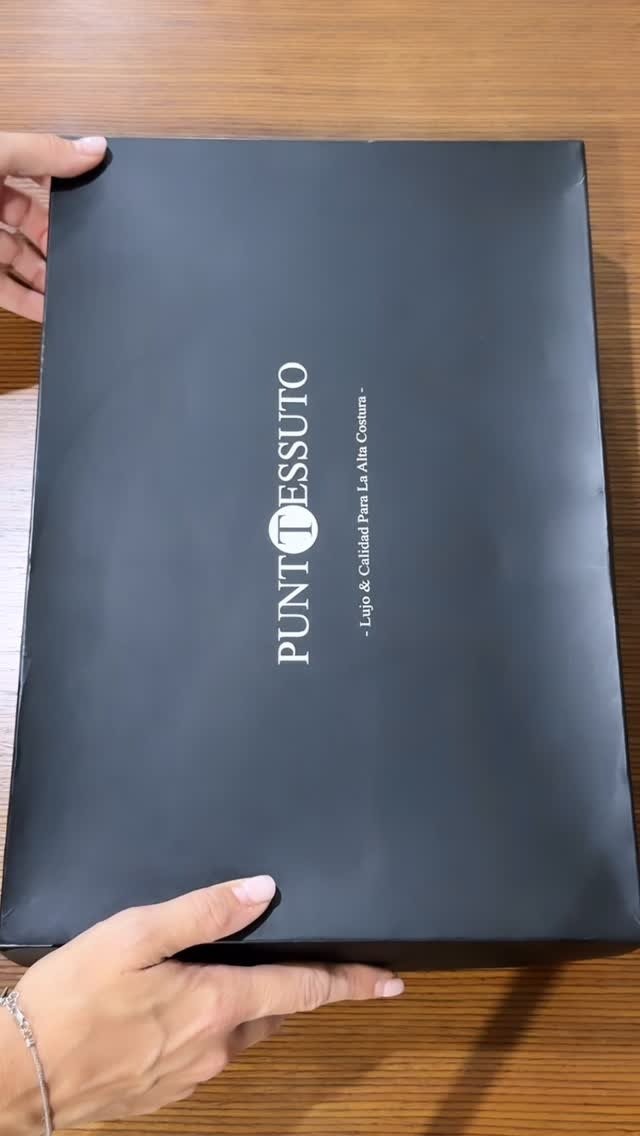 La caja negra del atelier con el logotipo de Punto Tessuto, en las manos